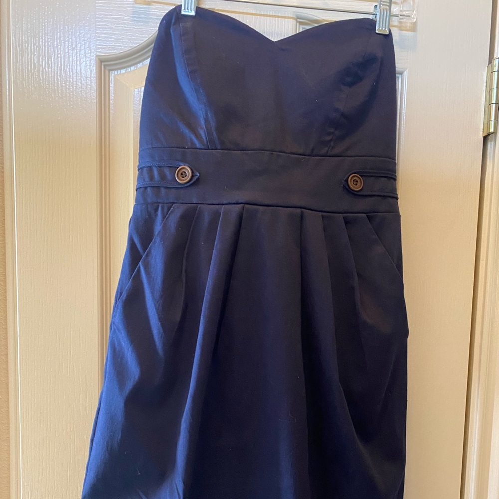 Strapless navy blue dress with brown wood buttons